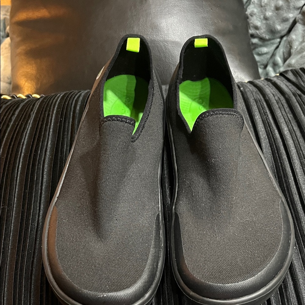 OOFOS -  Black Slip-On Shoes with Green Interior (SZ. 8.5) MADE IN VIETNAM